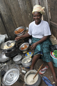 Small-scale commercial food vendors in Cote d’Ivoire use improved cookstoves to meet the demand of their patrons.