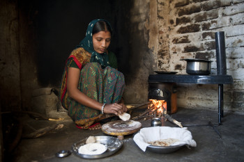 Households in India use the Envirofit stove to reduce smoke and fuelwood consumption, contributing to better health outcomes and household savings.